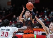 三亿体育体育官方-山东队实力出众，晋级季后赛有望