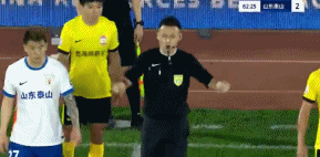 比赛中出现争执，裁判出示多张黄牌