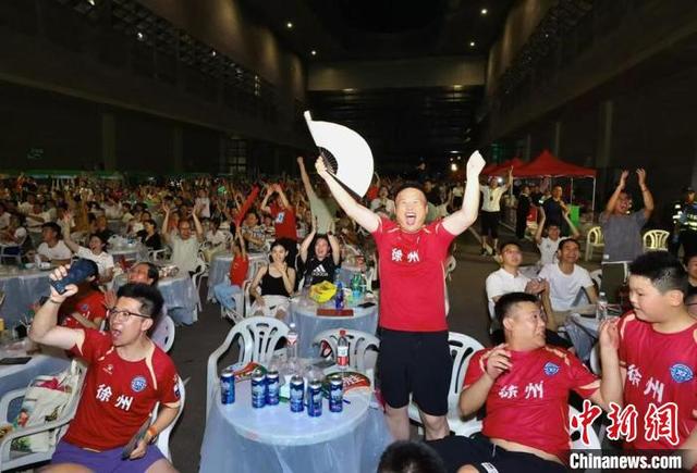 足球比赛现场瞬间引发球迷情感共鸣