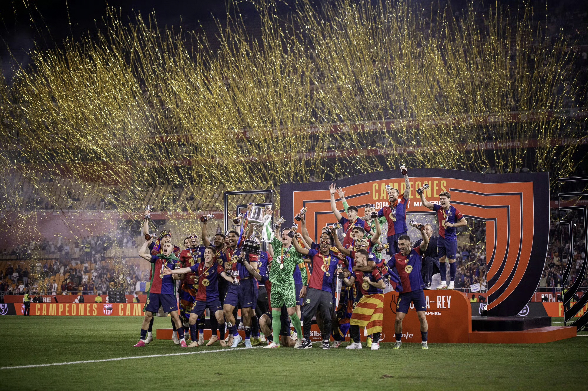 包含皇家马德里主场大胜，豪取西甲榜首位置的词条