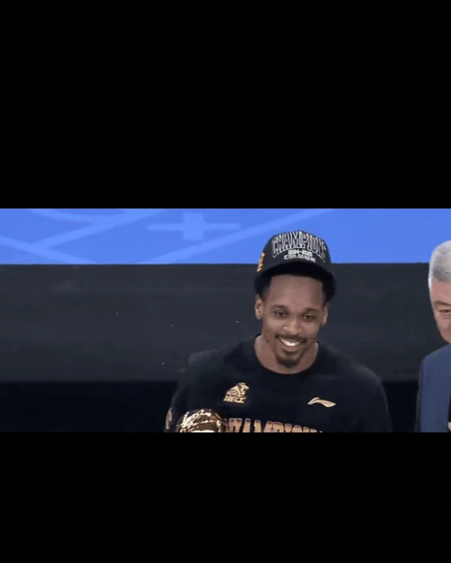 关于巴里-布朗带领球队获得CBA总冠军的信息