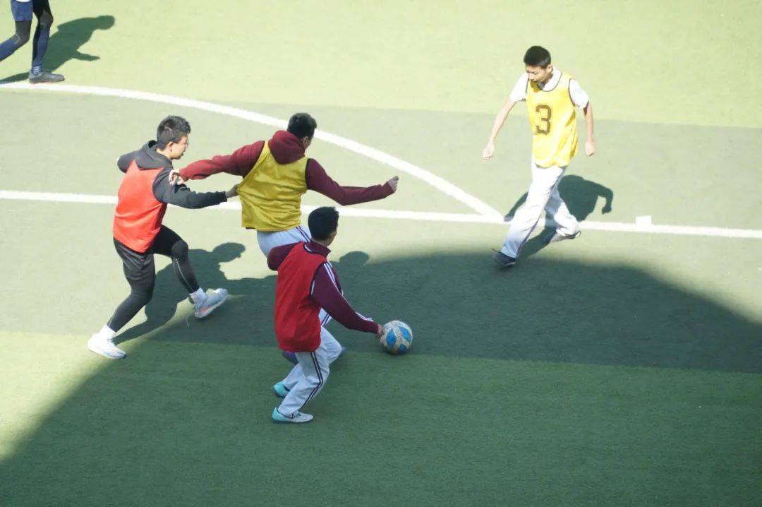 纷争不断，球员们在场上拼尽全力，鏖战不休