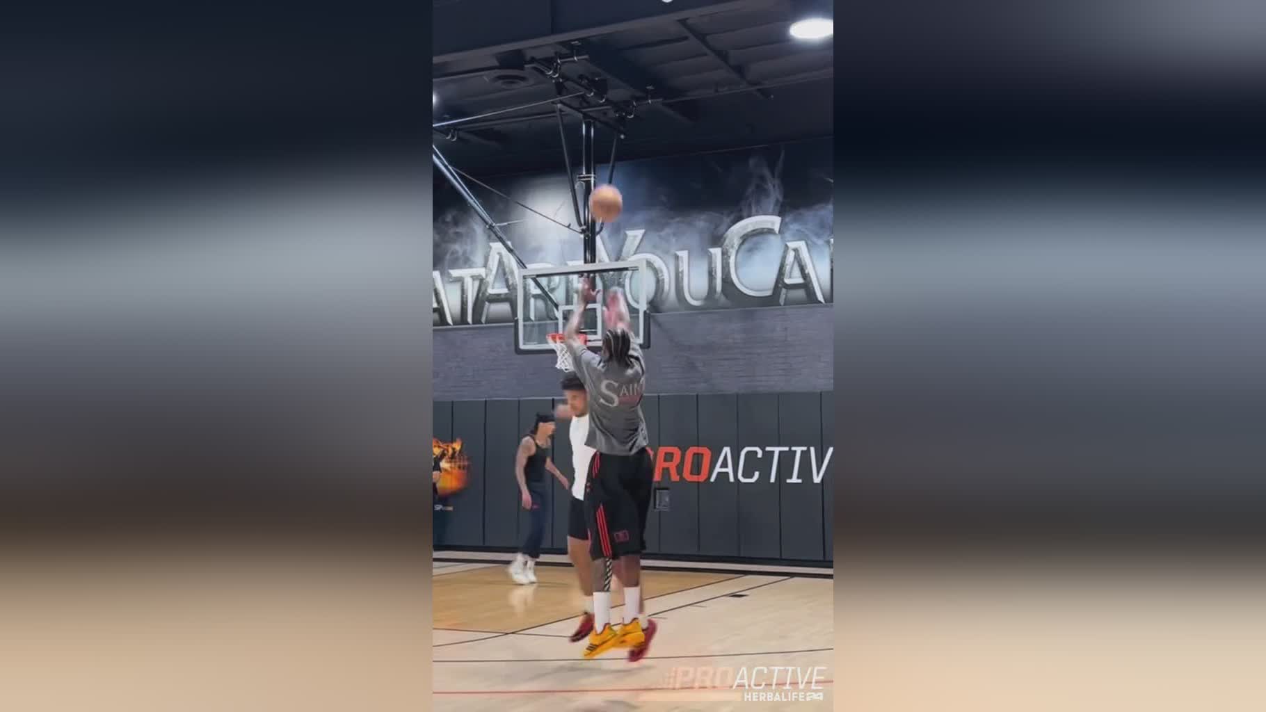 关于「雷霆力克魔术，杰伦-格林得分领先」的信息