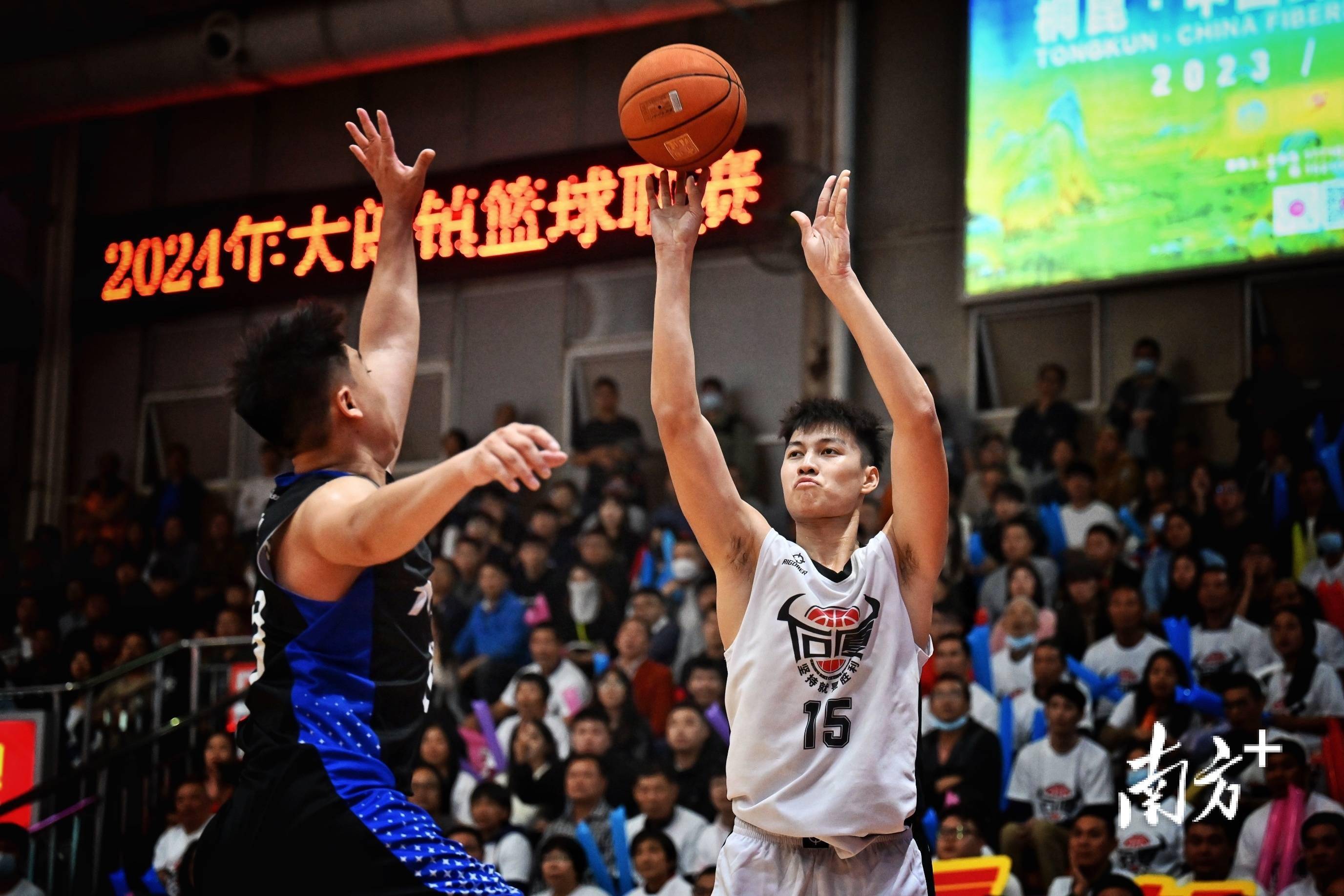 关于激烈对决！篮球赛场上的精彩瞬间令人叹为观止的信息
