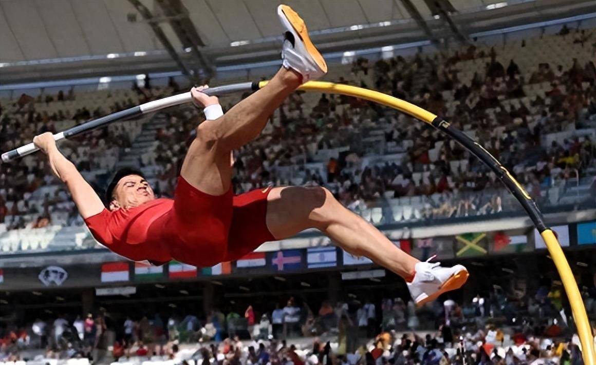 黄队在比赛中表现出色，成功晋级