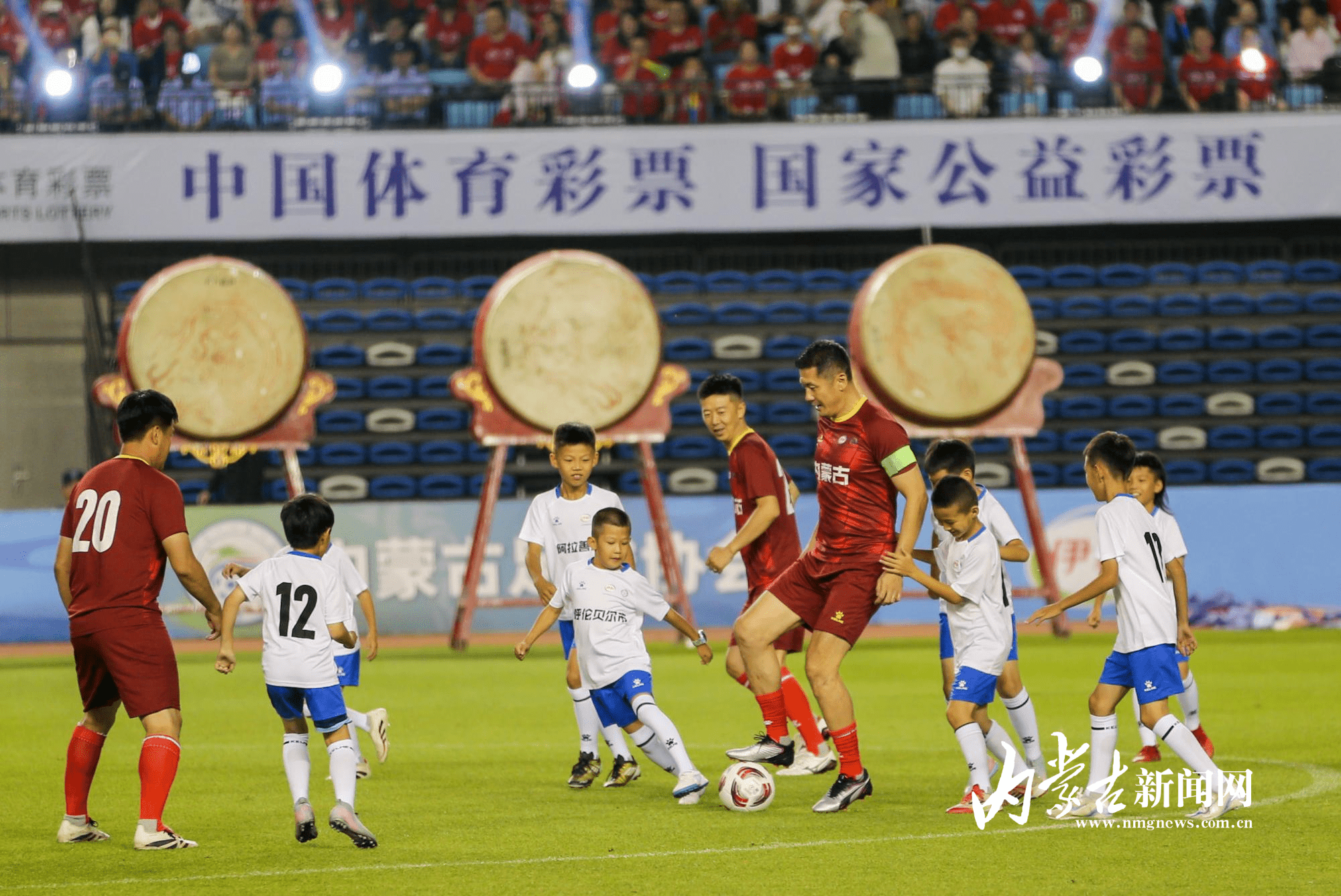 关于顶级足球联赛冠争如火如荼，激情升腾的信息